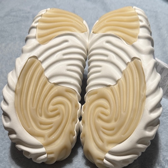 CROCS White and Cream Women's Slippers - Picture 5 of 5